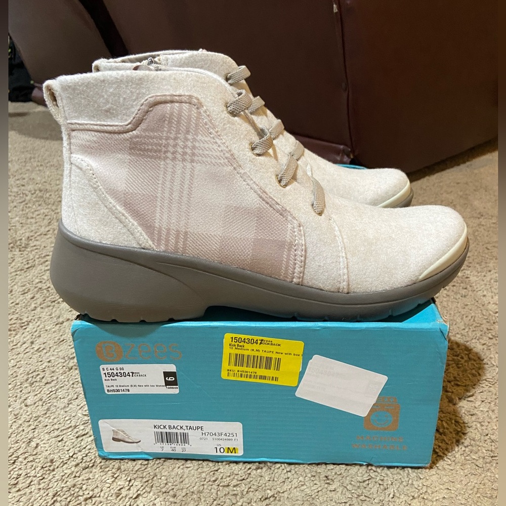 Bzees Kick Back Fabric Comfort Boots Women’s Size 10 M Stretch Fit Cushion Taupe